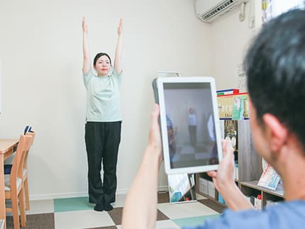 痛み・不調の原因を見える化するAI姿勢診断